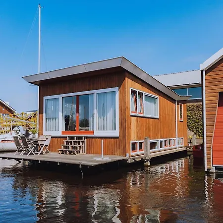 Houseboat In Netherlands With Private Dock, Cleaning Included بيت للعطل *