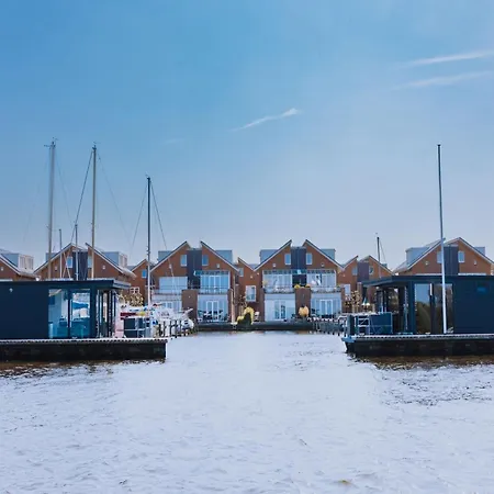 Houseboat In Netherlands With Private Dock, Cleaning Included بيت للعطل